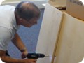 Andr� monteert een kast